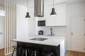 Fridge, microwave, oven, stovetop - Junqueira · Trendy T.M Apartament by the River (Lisboa)