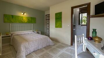 Traditionele tweepersoonskamer | Een bureau, een laptopwerkplek, geluiddichte muren, gratis wifi