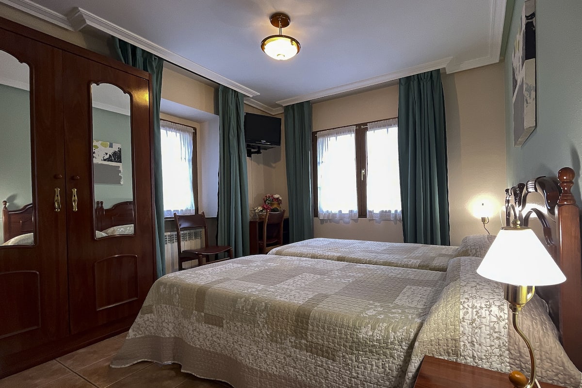 Habitación tradicional con 2 camas individuales | Escritorio, espacio para trabajar con laptop y insonorización