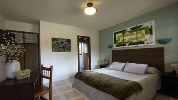 Habitación tradicional doble | Escritorio y espacio para trabajar con un portátil