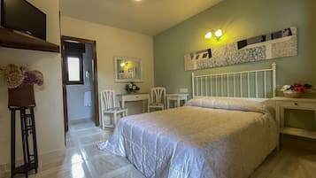Habitación tradicional doble | Escritorio y espacio para trabajar con un portátil