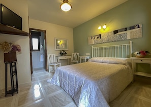 Traditional Double Room | Desk, laptop workspace, soundproofing, free WiFi