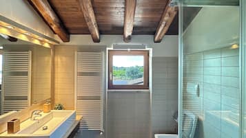 Doccia, asciugacapelli, bidet, asciugamani