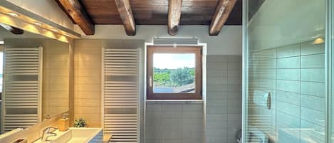 Shower, hair dryer, bidet, towels