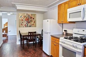 Fridge, microwave, oven, stovetop - 1129#4 / Prime Downtown Dubuque, Cozy Brick Charm (Dubuque)