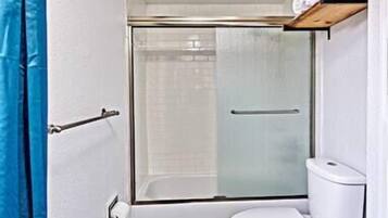 Ensemble douche/baignoire, sĂšche-cheveux, serviettes fournies, savon