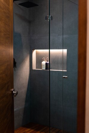 تجهيزات دش، مجففات شعر، مناشف، صابون