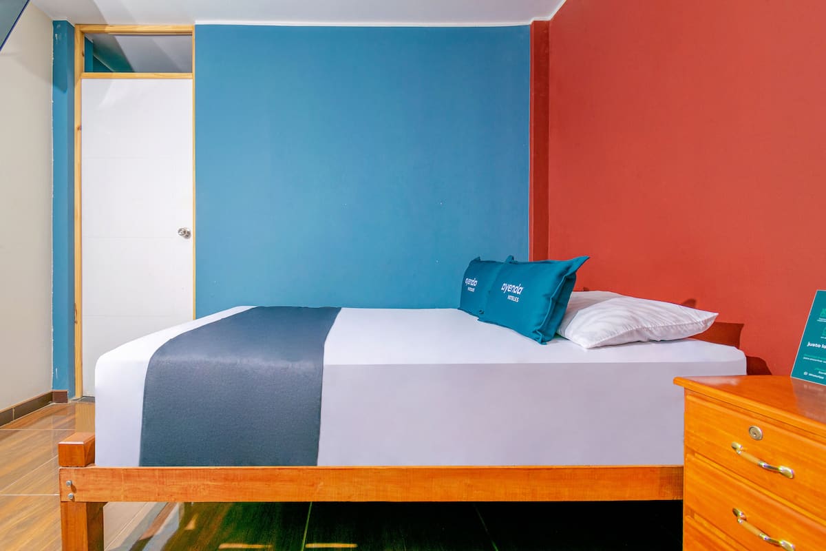 Een bureau, gratis wifi, beddengoed