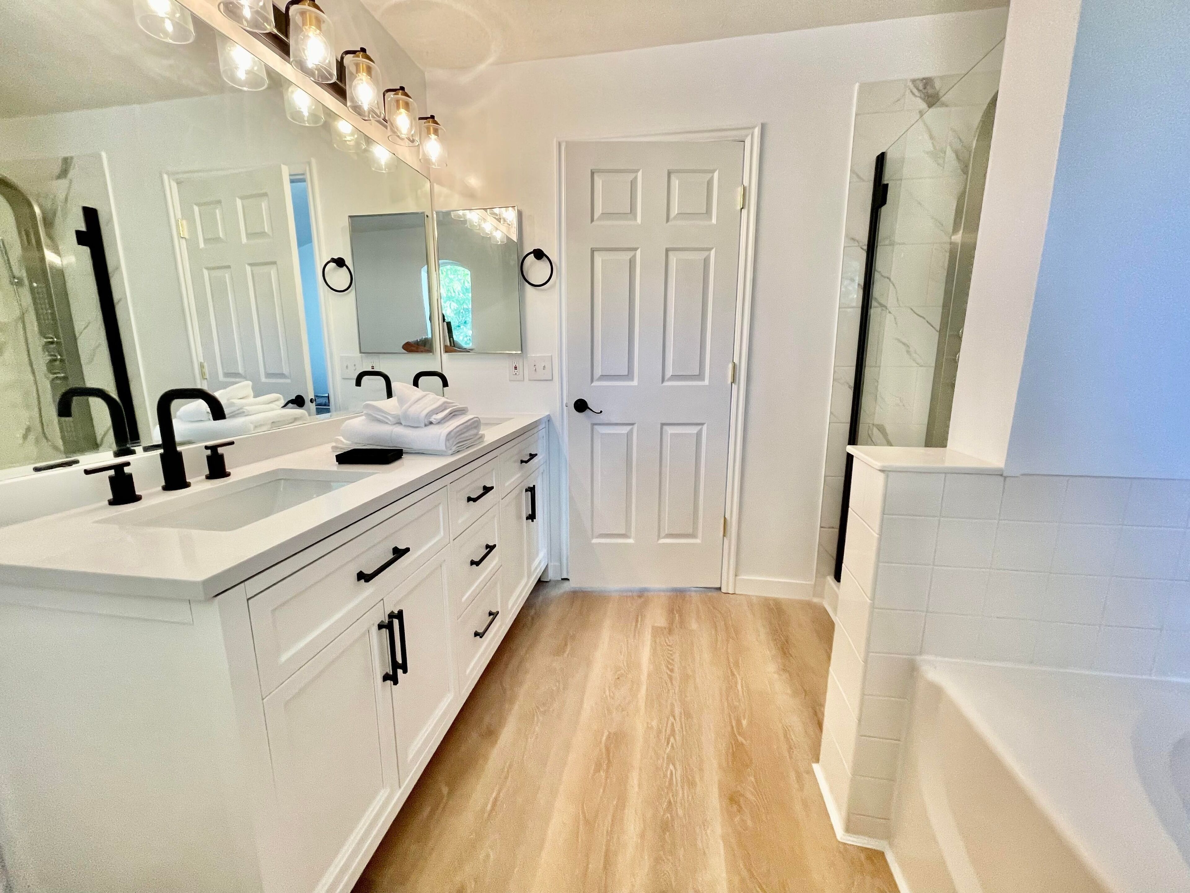 Cozy & Charming entire house, Fenced Yard, Pet friendly.