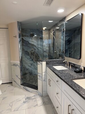 Combined shower/bathtub, hair dryer, towels, soap - Luxury Direct Ocean Front- 3 bed-3 bath with Large Balcony<br>One Ocean Place (Murrells Inlet)