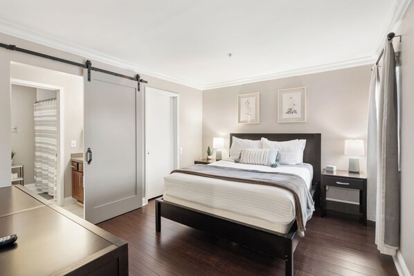 2 habitaciones, tabla de planchar con plancha, wifi y ropa de cama 