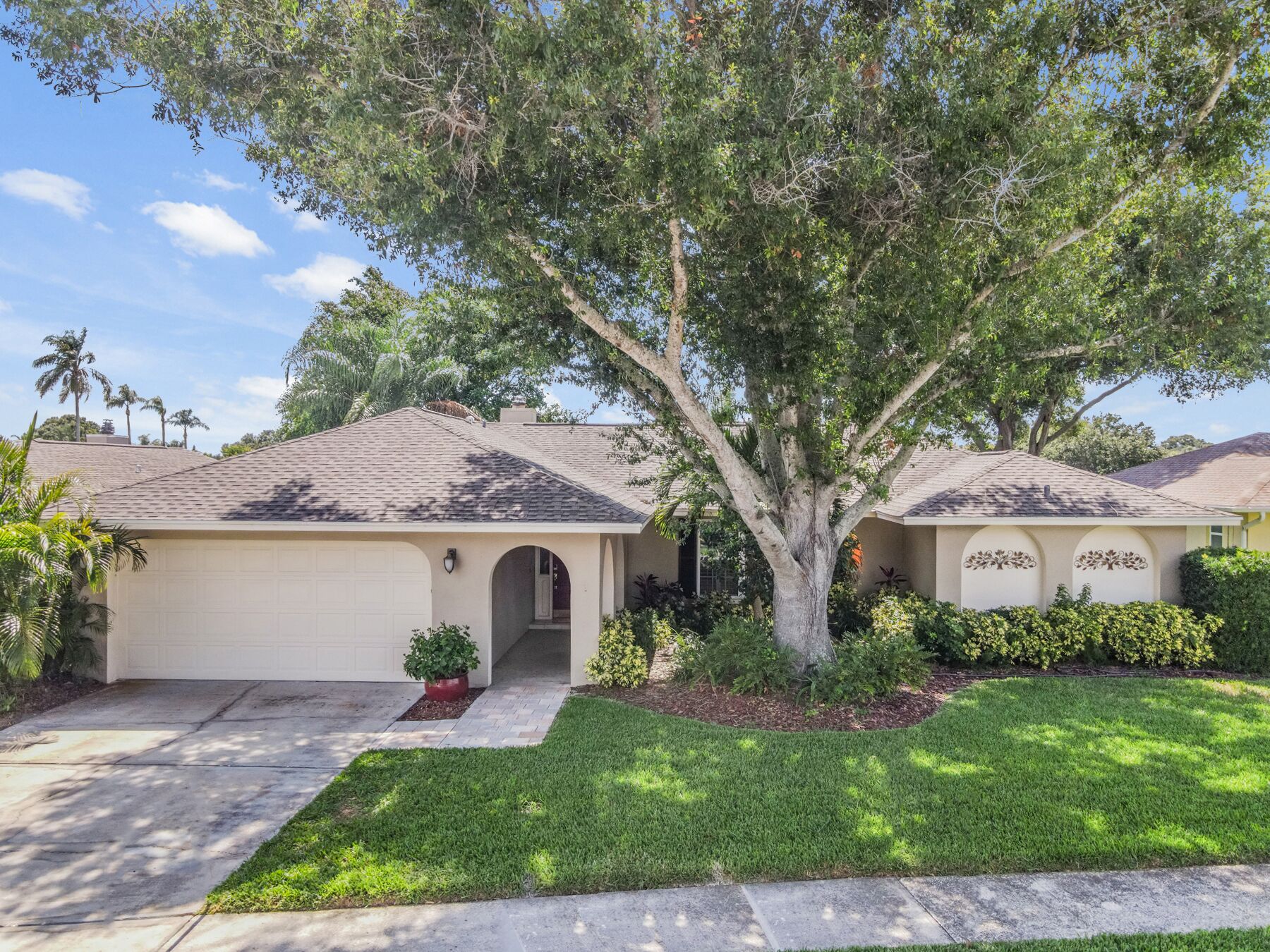 Amazing 3b 2ba home with pool! 3 miles from popular Beach!