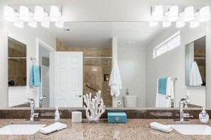 Combined shower/bathtub - Designer's  home, romantic yard, very clean, & comfortable. (Mesa)