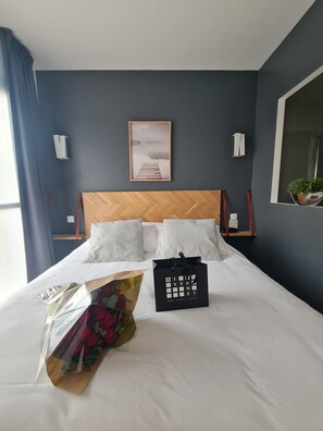 Tweepersoonskamer, balkon | Luxe beddengoed, pillowtop-bedden, een minibar, een kluis op de kamer