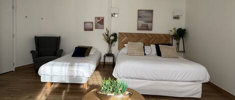 Chambre Triple, balcon, vue port