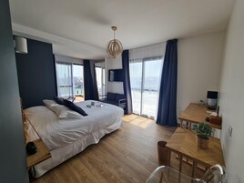 高级房, 露台 | 高档床上用品、加厚床垫、迷你吧、客房内保险箱