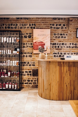 Sauna, body treatments, aromatherapy, hot stone massages
