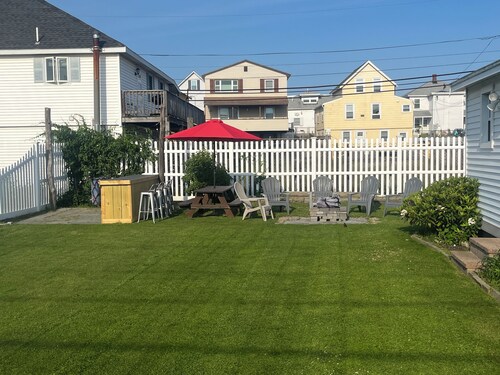 3 to 4 Minute walk to the beach, restaurants and fun!