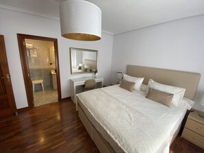 3 quartos, escrivaninha, ferros/tábuas de passar roupa