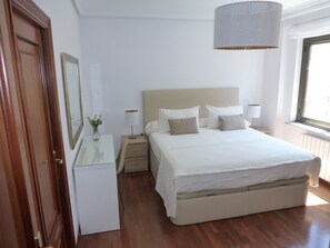 3 bedrooms, desk, iron/ironing board, free WiFi - Gran Via 50, downtown, air-conditioned (Salamanca)