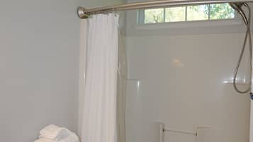 Ensemble douche/baignoire, serviettes fournies, savon, papier toilette