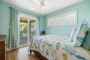 3 chambres, bureau, fer et planche à repasser, lit de bébé portatif