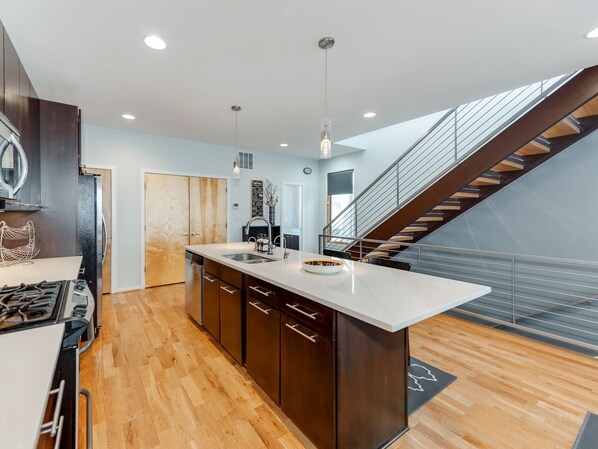 Fridge, microwave, stovetop, dishwasher