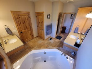 Combinació de dutxa i banyera i banyera d'hidromassatge