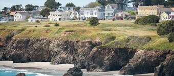 Modern & Tranquil ~ Mins to Coast ~ ♛Hot Tub ~ BBQ