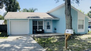 A single-story house with a garage, a front porch, and a mailbox. - Tampa home (Tampa)