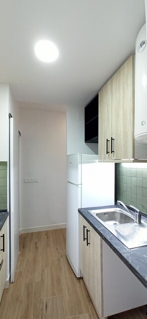 ثلاجة، ميكروويف، فرن، موقد طهي مسطح