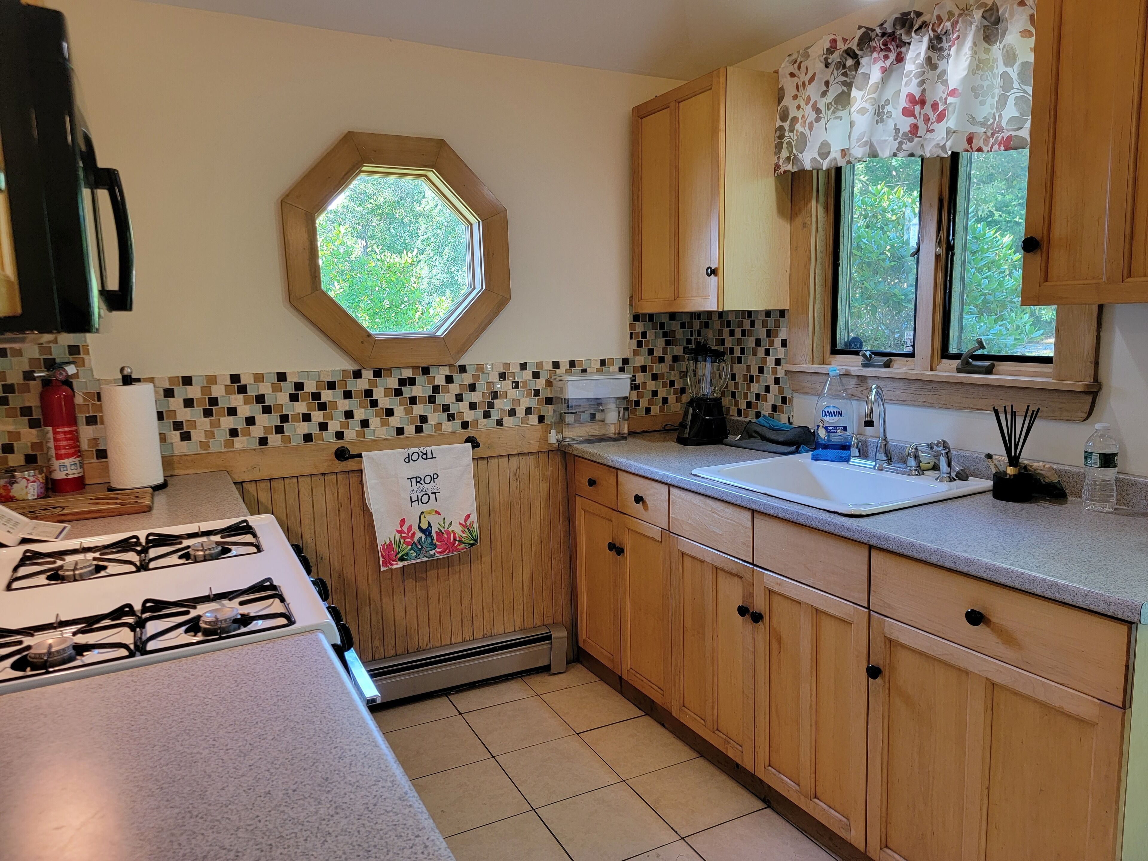Perfectly located to beach & shops-Cozy 2 bedroom with pond front sleeping porch