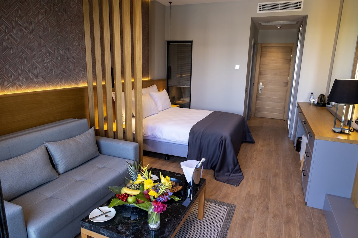 Quarto casal superior | Frigobar, cofres nos quartos, espaço de trabalho para notebook