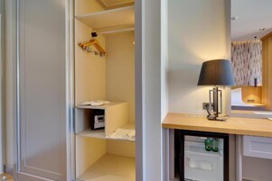 Standard Double Room | Minibar, in-room safe, laptop workspace, blackout drapes