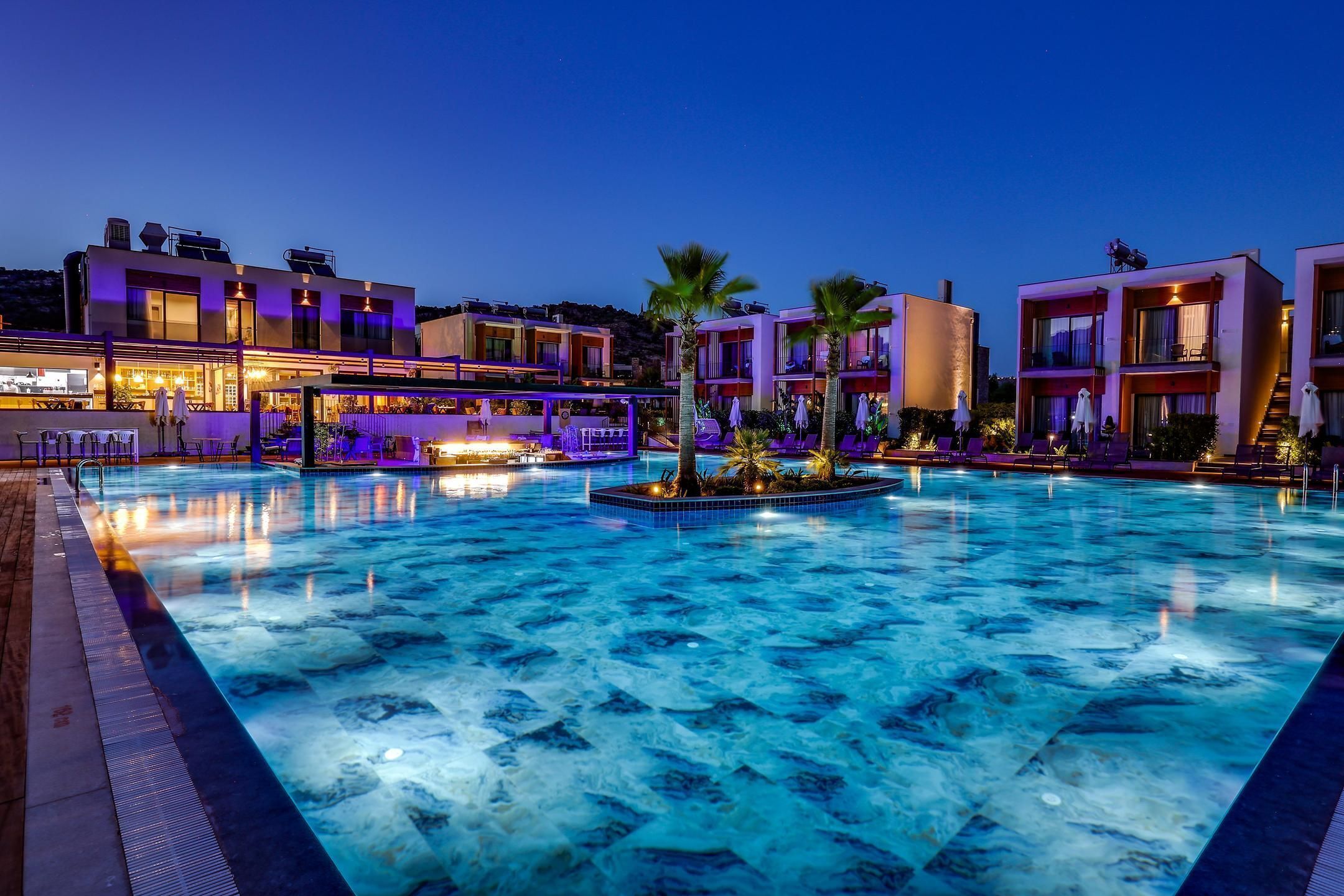 Una piscina al aire libre de temporada, sombrillas