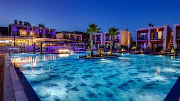 Una piscina al aire libre de temporada, sombrillas
