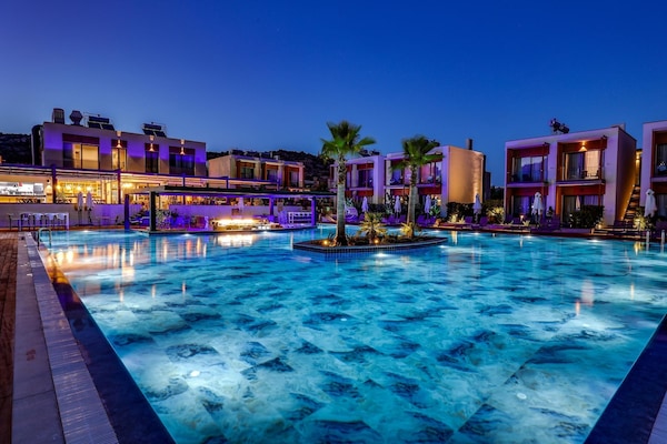 Una piscina al aire libre de temporada, sombrillas
