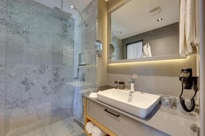 Standard Double Room | Bathroom | Shower, rainfall showerhead, eco-friendly toiletries, hair dryer