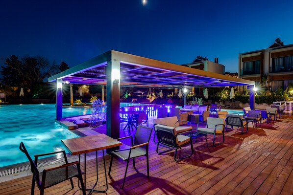 2 bares o lounges 