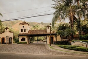 Exterior - Modern beach Condo With Jacuzzi and pool (Playa Herradura)