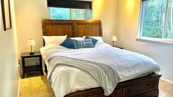 2 habitaciones, escritorio y tabla de planchar con plancha