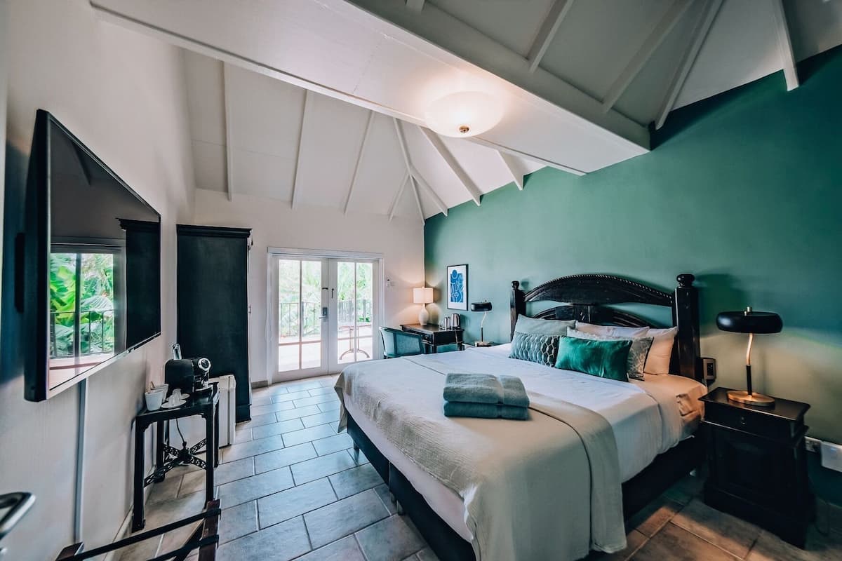 Desk, blackout drapes, WiFi (free), bed sheets