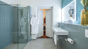 Superior Junior Suite with Private Balcony | Bathroom | Free toiletries, hair dryer, bathrobes, towels