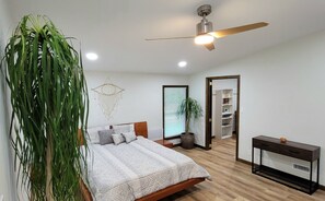 3 bedrooms, desk, iron/ironing board, free WiFi