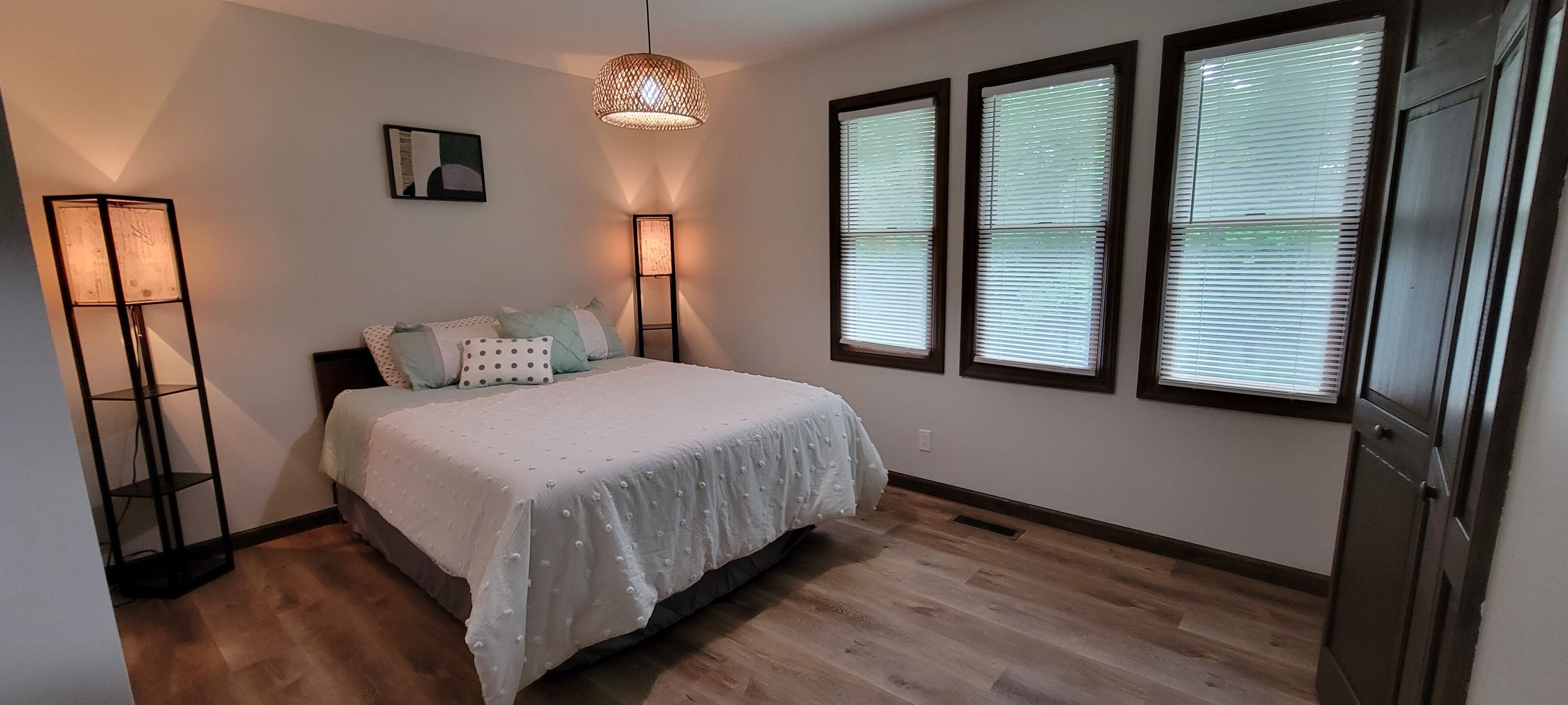 3 bedrooms, desk, iron/ironing board, free WiFi