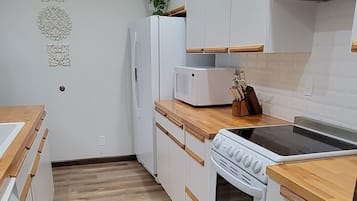 Geladeira, micro-ondas, fogão, cooktop