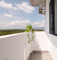 Escritorio, espacio para trabajar con laptop y cortinas blackout 