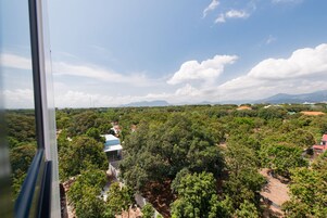 Escritorio, espacio para trabajar con laptop y cortinas blackout 