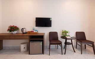 Escritorio, espacio para trabajar con laptop y cortinas blackout 