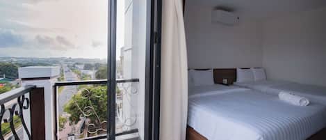 Deluxe Double Room | Desk, laptop workspace, blackout drapes, free WiFi